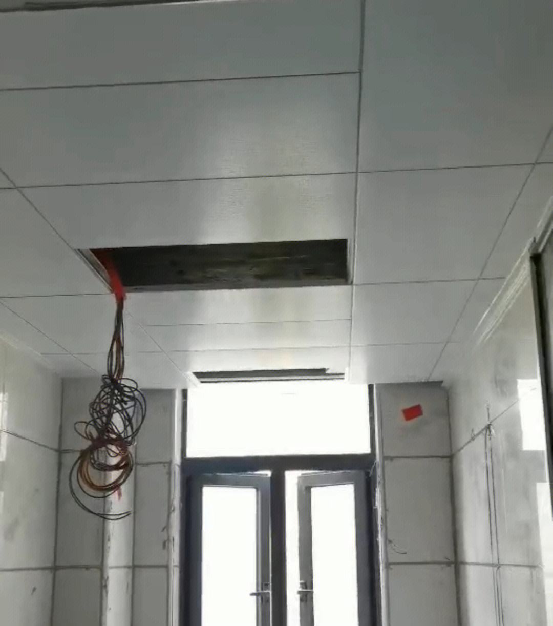 如何拆除铝制掉顶图(铝板吊顶拆一部分再复原)