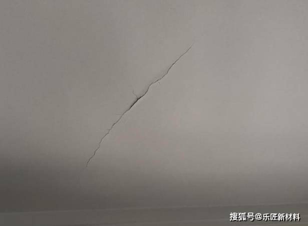 如何将掉皮的天花板铲平(如何将掉皮的天花板铲平整)