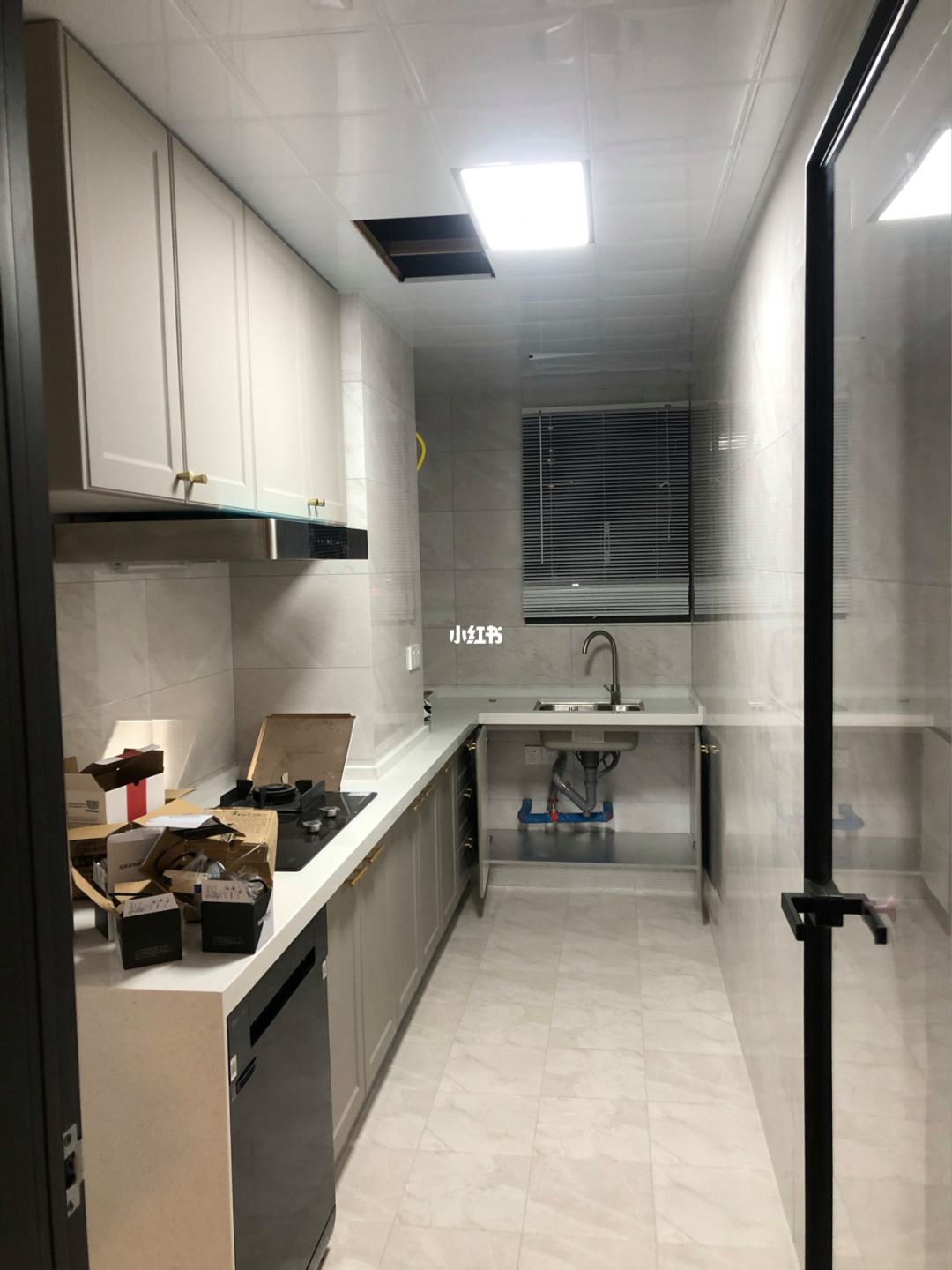 浴室跟厨房间隔断怎么做(厨房与浴室一墙之隔可以吗)