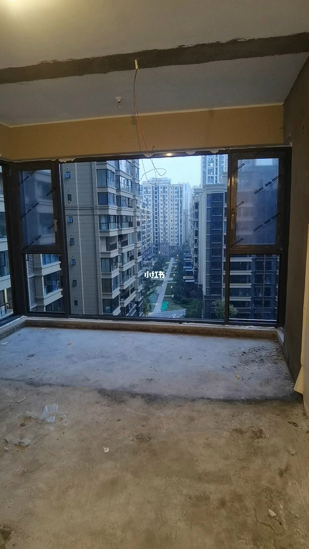 阳台顶部带半圆弧如何封(阳台是半圆弧的好还是平的好)